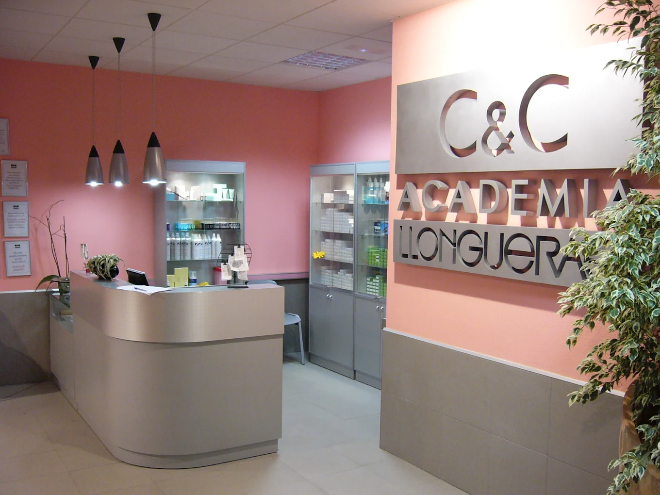 Foto de C&C ACADEMIA CASANOVA TOLEDO. Academia de Peluquería, Barbería y Estética